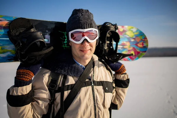 Man Met Een Snowboard Een Berg Achtergrond Van Het Winterbos — Stockfoto