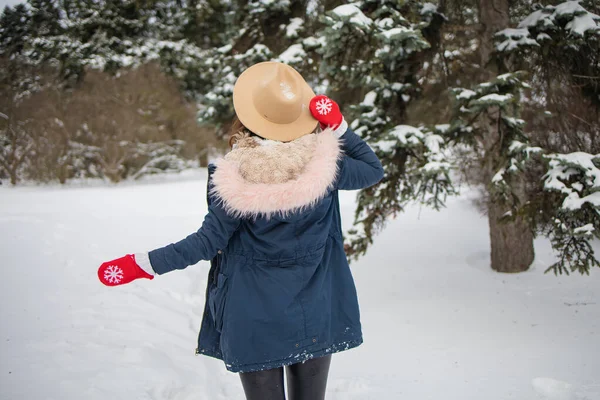 Kobieta Czerwonych Rękawiczkach Dzianinowych Zimowym Lesie — Zdjęcie stockowe