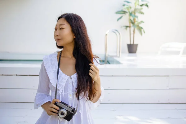 Pozitivní Asijské Ženy Módní Bílé Šaty Relaxační Poblíž Bazénu Moderního — Stock fotografie