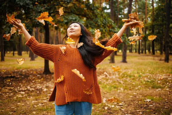 Felice Donna Asiatica Gettando Foglie Nel Parco Autunnale — Foto Stock