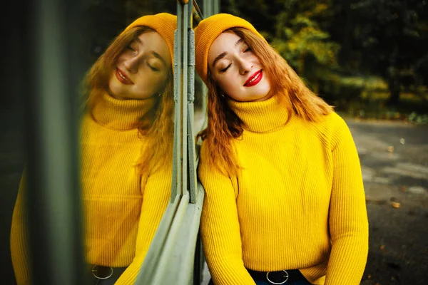 Bella Donna Sorridente Maglione Giallo Cappello Seduta Vicino Alla Casa — Foto Stock