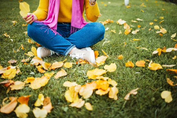 Veselá Mladá Žena Ležící Listí Usmívající Žena Ležící Nad Podzimním — Stock fotografie