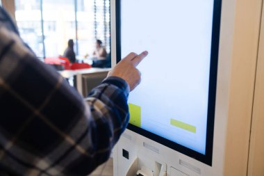 Yakın plan adam Counter elektronik ödeme süpermarket akıllı telefon erkek el satın aldı cep telefonu ile dükkanlarda satın almak için ödeme Contacless NFC Terminal Kapalı Kart okuyucu.