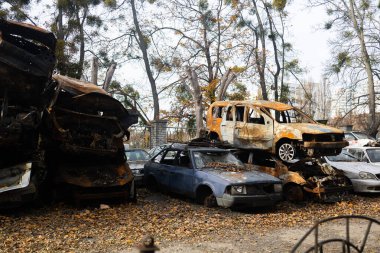 Rus ordusu tarafından vurulduktan sonra Irpen 'de bir sürü paslı yanmış araba var. Rusya 'nın Ukrayna' ya karşı savaşı. Savaş bölgesinden kaçmaya çalışan sivillerin tahrip edilmiş arabalarının mezarlığı.