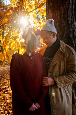 Genç çift güzel sonbahar parkında iyi vakit geçiriyor..