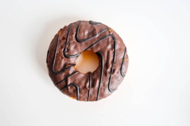 Beyaz arka planda serpiştirilmiş lezzetli çörekler