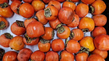 Tezgahta bir sürü taze hurma var. Süpermarkette satılıyor. Resmi kapat.. 