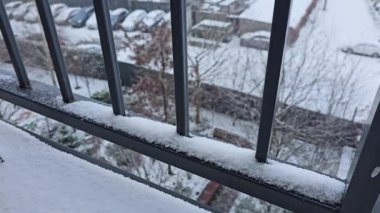 Kış havasında karlı bir balkon korkuluğunu kapatın.