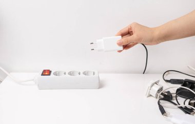 El çekme ya da prizi elektrik uzatma kablosunun prizine yerleştirme.