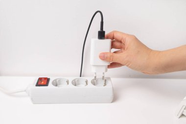 El çekme ya da prizi elektrik uzatma kablosunun prizine yerleştirme.