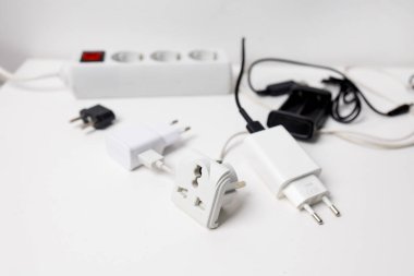 Beyaz arka planda elektrik prizi ve soket var. Güç arzı kavramı.