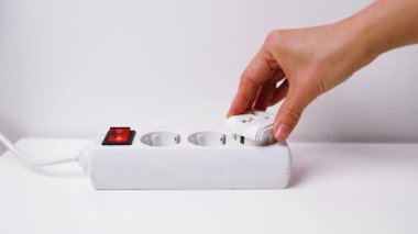 Erkek elinin prizi birden fazla prize taktığı yakın plan.