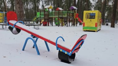 Ukrayna 'da kış aylarında derin kar yağan parkta boş çocuklar için çocuk parkı.