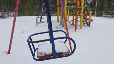 Ukrayna 'da kış aylarında derin kar yağan parkta boş çocuklar için çocuk parkı.