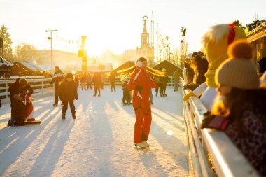 Avrupa 'daki Noel Pazarı' nın buz pateni pisti. Buz pateni pistinde buz pateni. Kış sporu.
