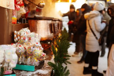 Ukrayna 'da Noel panayırı. Noel süsleri. Şenlik Eğlencesi. Noel 'de sokak fuarında nane şekeri. Noel pazarında çok renkli lolipoplar satılıyor. Şeker yakın çekim.