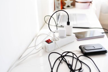 Çeşitli şarj ve aygıtlara bağlı kirli eklenti soketi, Odaklanmamış resim.