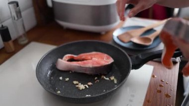 Somon, vitamin ve omega zengini kırmızı balık, sağlıklı yiyecekler için mutfak fırınında tavada kızartılıyor..