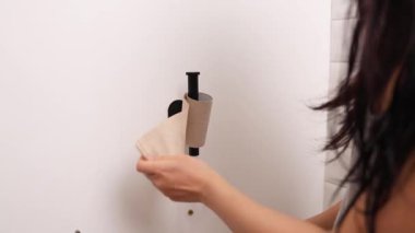 Tuvalet tutacağındaki son tuvalet kağıdı. Tuvalet kağıdı bitti. Boş tuvalet kağıdı. İnsan hijyen kavramı.