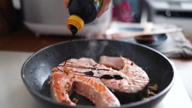 Tavada ızgara somon bifteği. Taze pişmiş balık filetosu. Yemek konsepti. Yüksek kalite 4k görüntü.