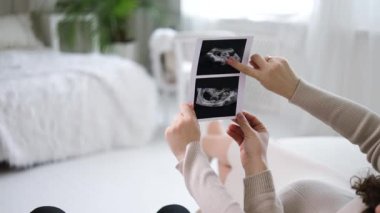 Hamile çift gelecekteki bebeklerinin ultrason taramasını tutuyor. Bir bebek bekliyorum..