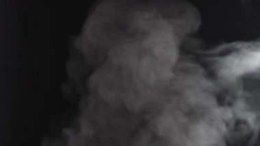 Buhar, duman, kara arka planda izole edilmiş buhar. Duman spreyi, soyut buhar suyu, soğuk sis dokusu, sıcak buhar, yakın çekim sis efekti, siyah ekran. Sıcak yemek, iç..