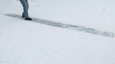 Kaygan caddede kayan genç bir adam. Komik adam kendini çocuk gibi hissediyor ve kışın yolda kaymayı seviyor. Ağır çekim adamı kar yağarken tehlikeli bir şekilde dışarı kayıyor.