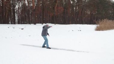 Kaygan caddede kayan genç bir adam. Komik adam kendini çocuk gibi hissediyor ve kışın yolda kaymayı seviyor. Ağır çekim adamı kar yağarken tehlikeli bir şekilde dışarı kayıyor.