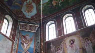 Ortodoks Hıristiyan kilisesinin güneş ışınlarındaki iç ve duvar resimleri.