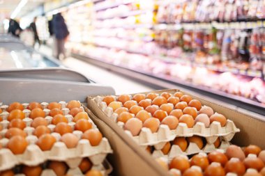 Yumurta tepsisindeki yumurtalar düzgünce yerleştirilmiş ve alışveriş merkezlerindeki süpermarketlerde satılıyor.