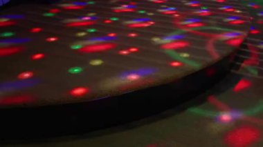Boş disko zemini parlıyor. 80 'ler tarzında bir gece kulübünde parti. Bir gece kulübünün zemininde.