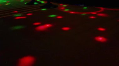 Boş disko zemini parlıyor. 80 'ler tarzında bir gece kulübünde parti. Bir gece kulübünün zemininde.