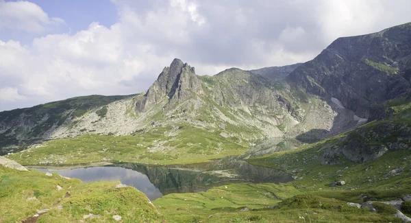 Montagne e laghi di montagna nella Rila Bulgaria — Foto Stock