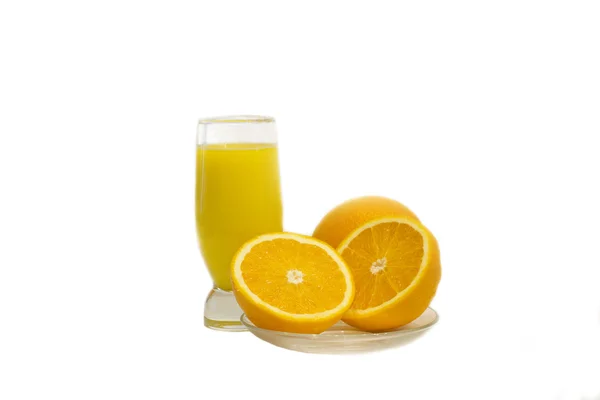 Vaso de zumo de naranja y naranjas juntos . — Foto de Stock