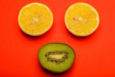 Gülen kivi ve renkli bir arka plan üzerinde limon.