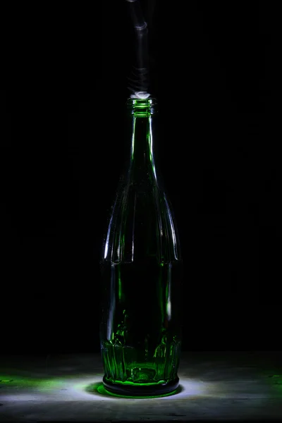 Крупним планом зелена скляна пляшка — стокове фото
