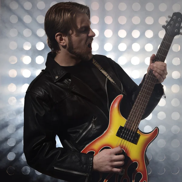 Рок-гітарист грає на електрогітарі в тумані — стокове фото