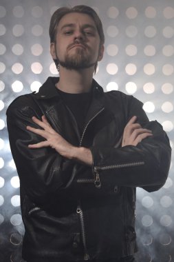 Siyah deri ceket çekici sakallı adam  