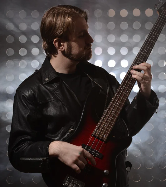 Bassist spelen een op maat gemaakte-basgitaar — Stockfoto