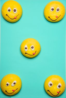 Üzerinde mavi izole yüzü gülen ile yuvarlak kurabiye