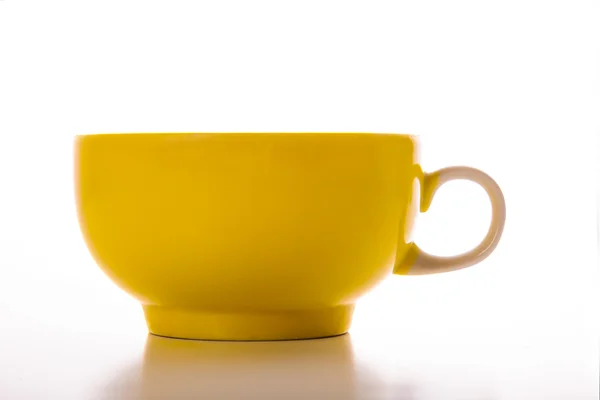 Tasse jaune isolée sur blanc — Photo