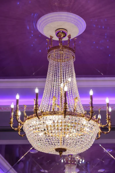 La gran lámpara de araña de cristal en un antiguo palacio — Foto de Stock