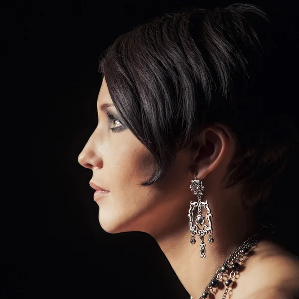 Sensuele portret van een mooie dame met diamond earring — Stockfoto