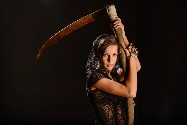 Menina em um vestido de renda preta com foice da morte . — Fotografia de Stock