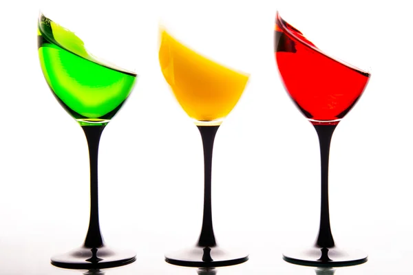 Drei Weingläser gefüllt mit den Farben der Ampel — Stockfoto