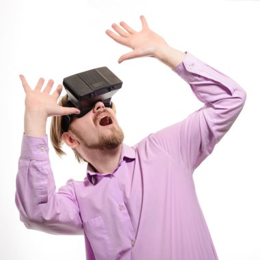 sanal gerçeklik leylak gömlekli gözlüklü şaşırmış adam