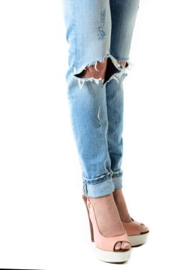 Kadın sıcak pembe topuklu ve kot pantolon. 