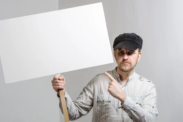 Работа молодой человек указывает пальцем на пустой баннер — стоковое фото