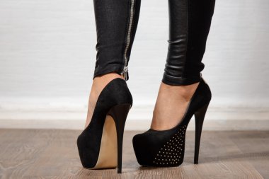 Karanlık topuklu ince kadın bacakları 