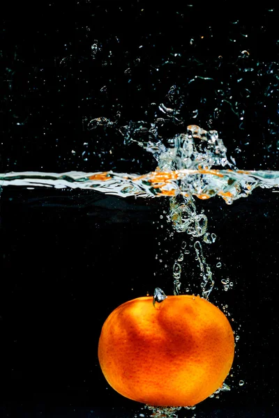 Fotografia de alta velocidade de laranja com respingo na água — Fotografia de Stock